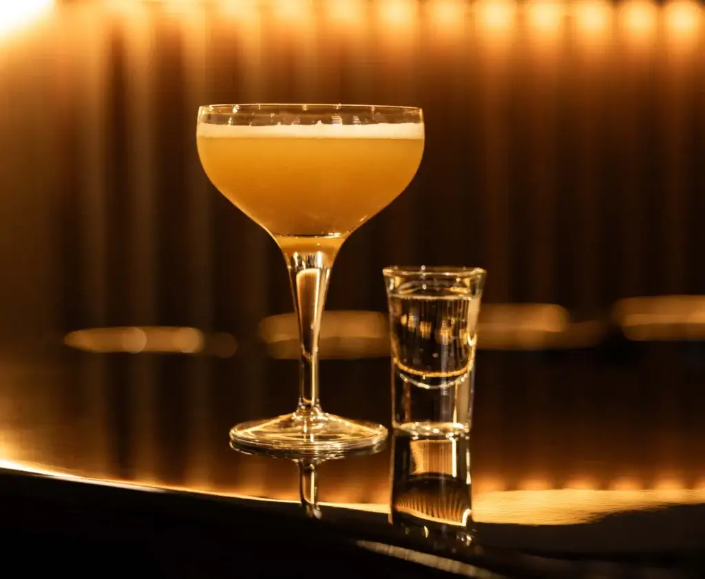 Assiette de volaille rôtie avec sauce crémeuse au restaurant Madie