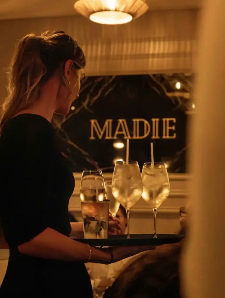 Bar à vins et piano noir dans le restaurant Madie à Paris 8