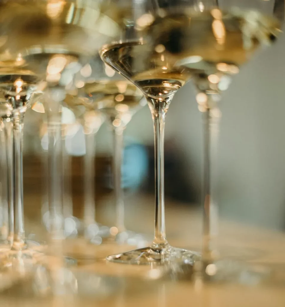 Verres de vin blancs alignés dans une ambiance élégante au restaurant Madie.