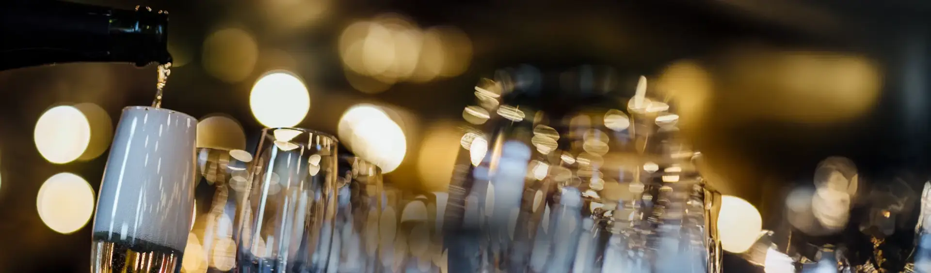 Versement de champagne dans un verre au restaurant Madie