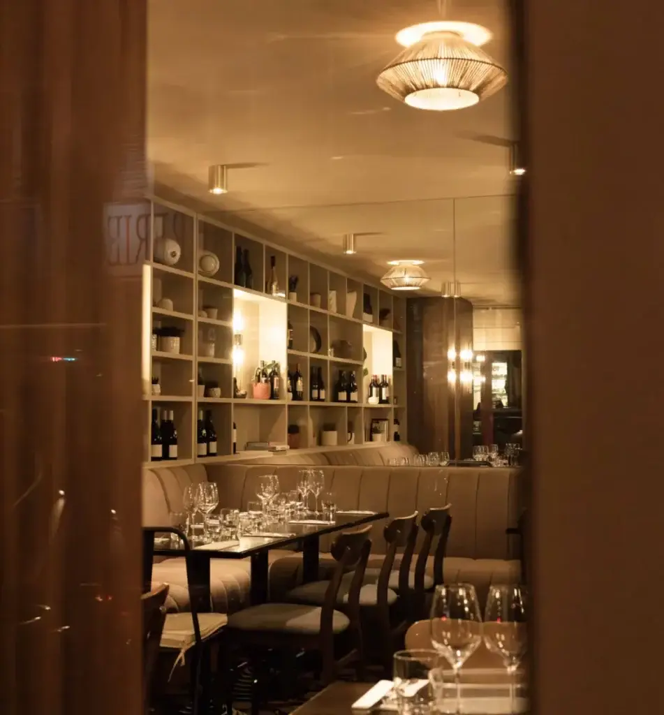 Salle du restaurant Madie à Paris 8, vue intimiste depuis la fenêtre.